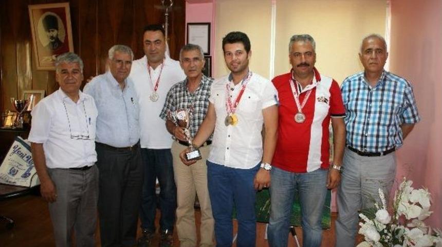 Adanalı Sporcular Kupayla D&ouml;nd&uuml;