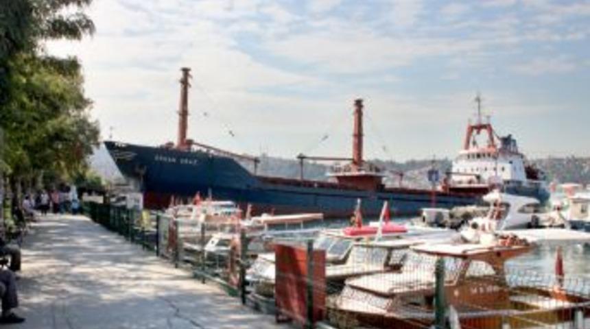 Karaya Oturan Gemi, Tekne Ve Sandallara Zarar Verdi