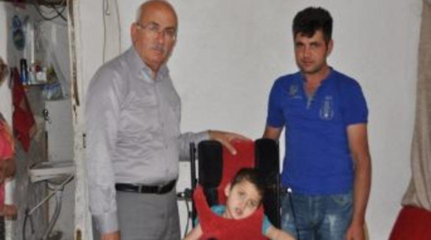 Belediye Başkanı Yıldız, &Ouml;z&uuml;rl&uuml; &Ccedil;ocuğa Tekerlekli Sandalye Hediye Etti