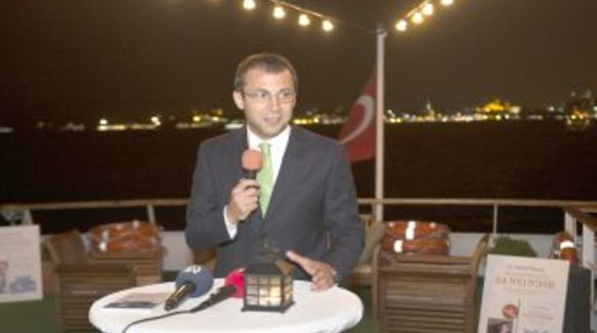 Tecr&uuml;besizliğinin Kitabını Yazdı