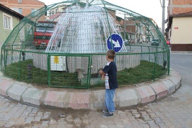 Edirne'deki Süs Havuzlarına Demir Parmaklıklı Önlem