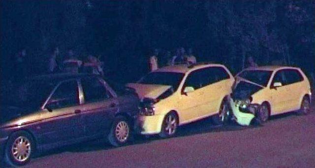 Otomobil Park Halindeki Araçlara Çarptı: 4 Yaralı 1