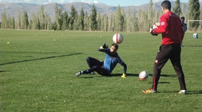 Kalelerini Gole Kapattılar