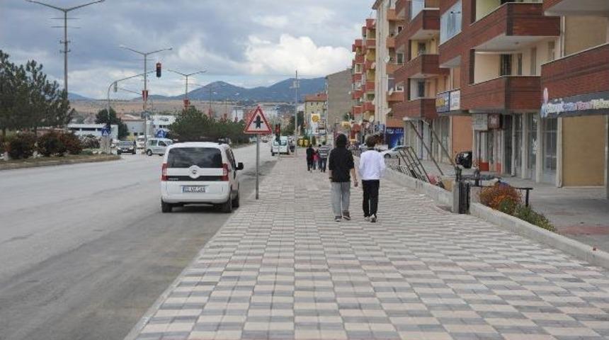 Yeni Kaldırımlar Boz&uuml;y&uuml;k'e G&uuml;zel Bir G&ouml;r&uuml;n&uuml;m Kazandırdı