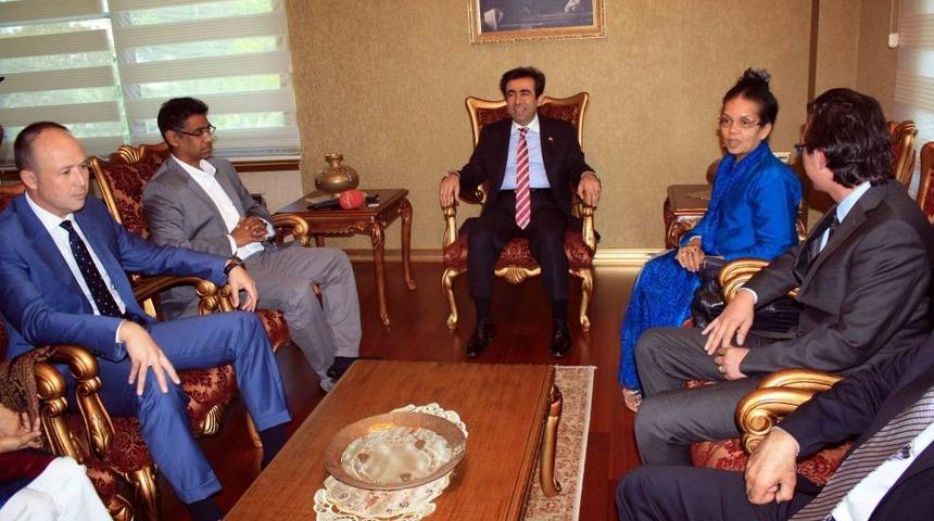 Sri Lankalı Bakan T&uuml;rk Işadamlarını &Uuml;lkesinde Yatırım Yapmaya Davet Etti