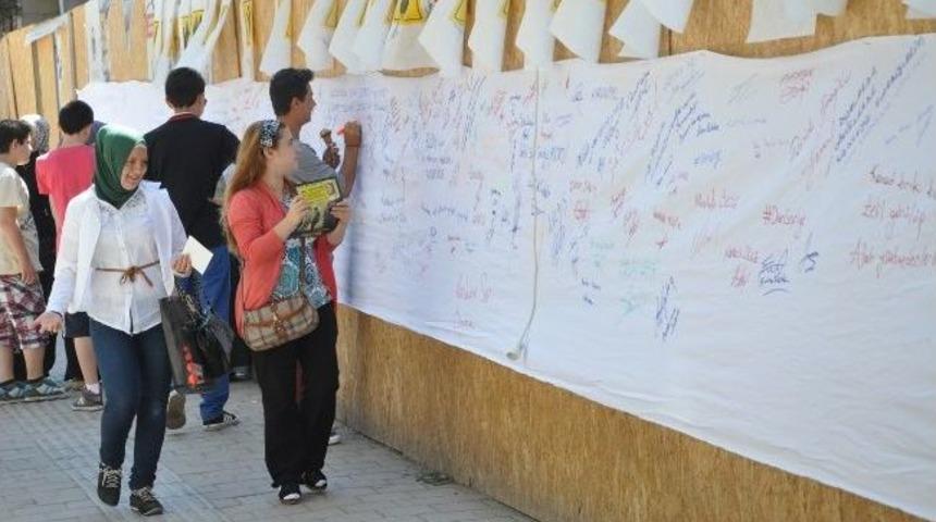 Mısır Ve Suriye'deki Zulmü Dev Panoya Yazı Yazarak Lanetliyorlar