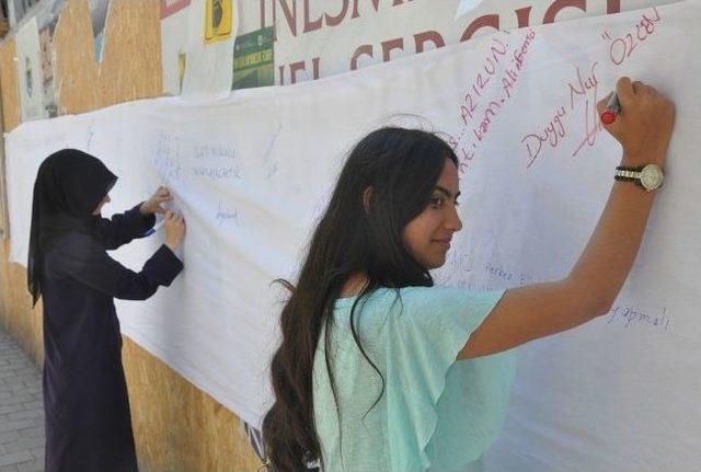 Mısır Ve Suriye deki Zulmü Dev Panoya Yazı Yazarak Lanetliyorlar 1