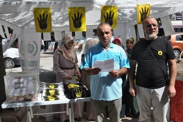 Mısır Ve Suriye deki Zulmü Dev Panoya Yazı Yazarak Lanetliyorlar 2