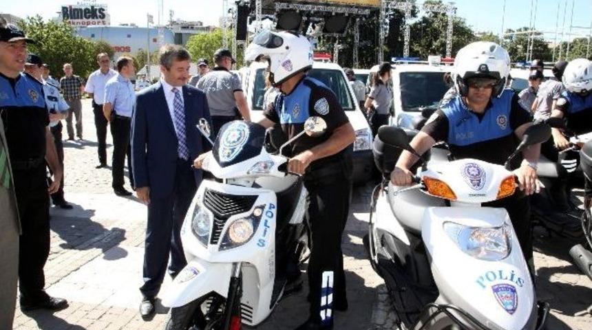 Şahinbey Belediyesi Emniyet M&uuml;d&uuml;rl&uuml;ğ&uuml;ne 15 Ara&ccedil; Hediye Etti