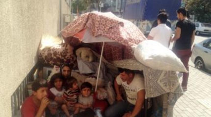 Bağcılar'da 4 &ccedil;ocuklu aile kaldırımda yaşıyor