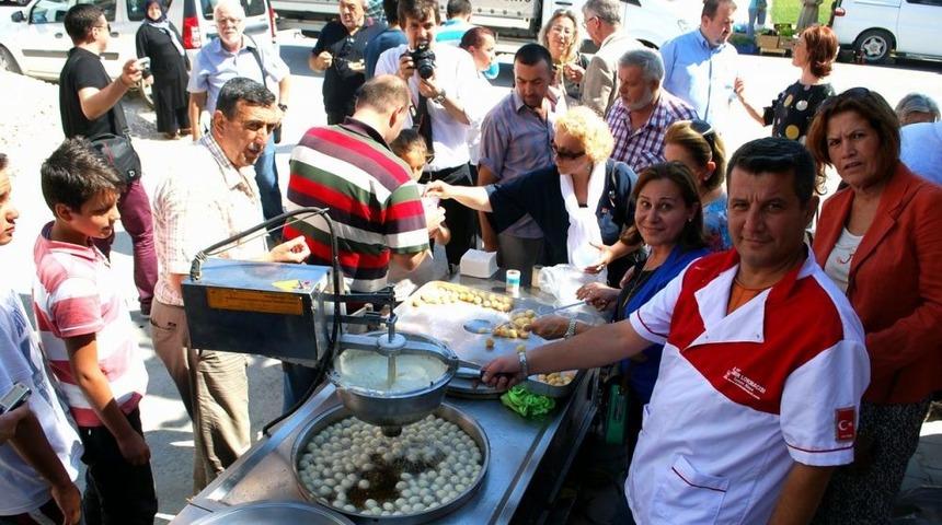 CHP Milletvekili Cuma Namazı Sonrası Lokma Dağıttı