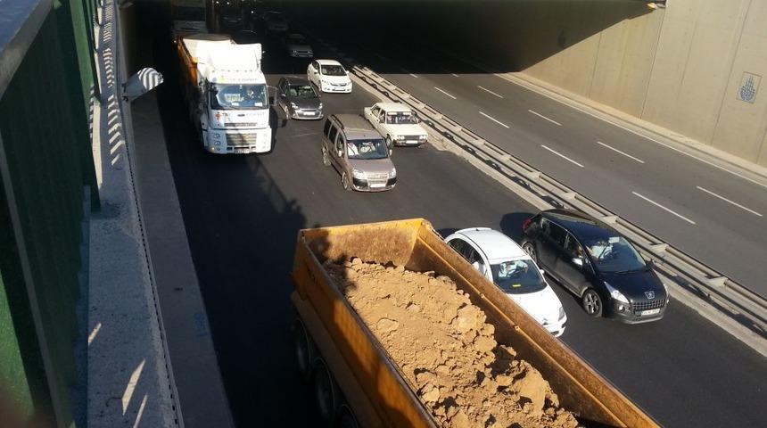 Kamyoncuların 'hafriyat' Eylemi Trafiği Fel&ccedil; Etti