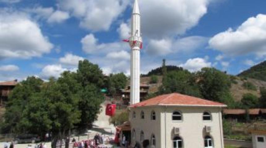 Hayırsever Işadamından Yanan K&ouml;ye Cami