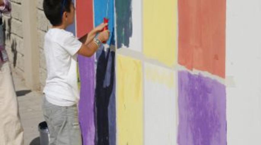 Maltepe&rsquo;de Duvarlar G&ouml;kkuşağı Renklerine Boyandı