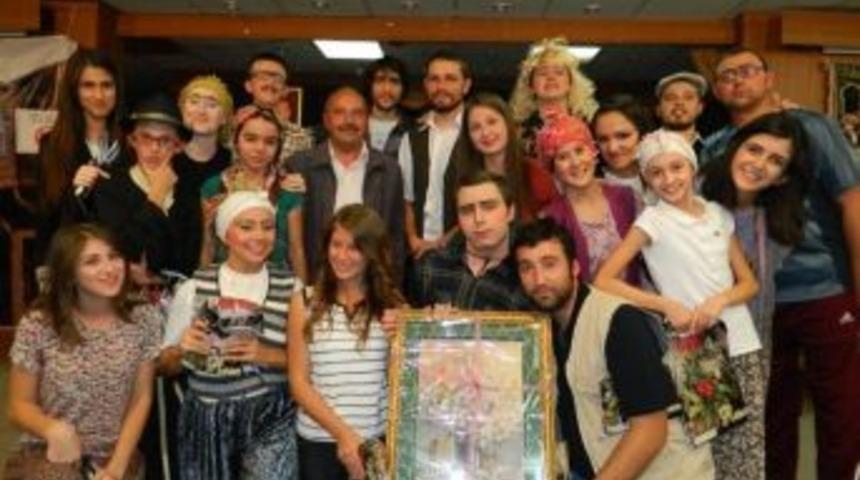 Kursiyerler 'erkekler K&ouml;y&uuml; Mihriban' Tiyatro Oyununu Sahneledi