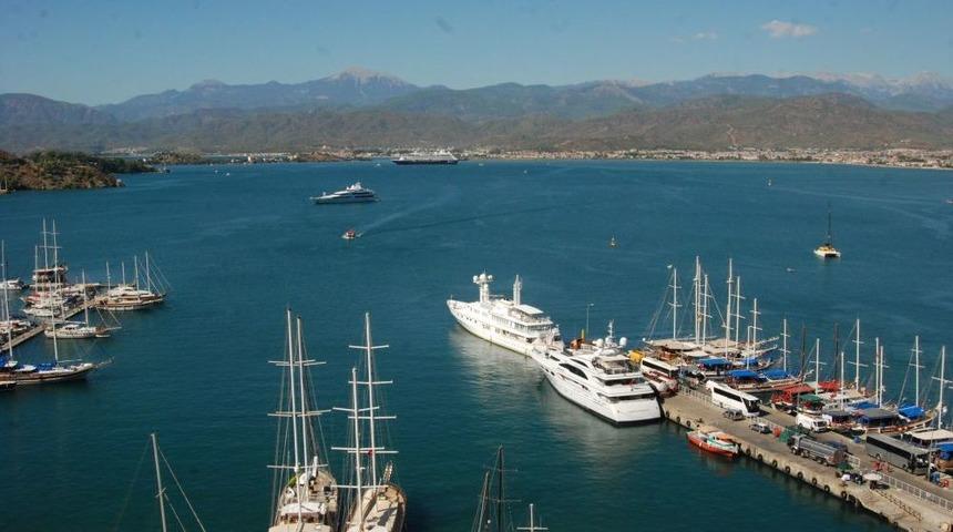 Limana Yanaşamayan Geminin Yolcuları Filikalarla Şehre Taşındı