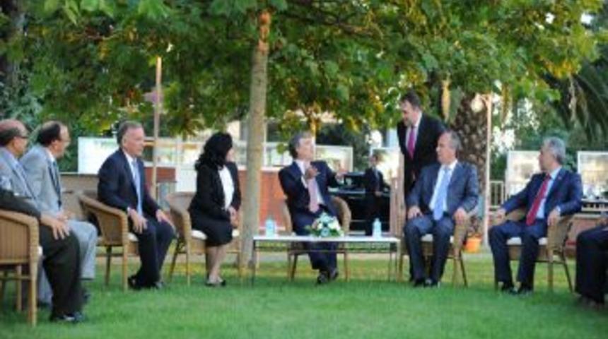 Cumhurbaşkanı G&uuml;l, Y&uuml;r&uuml;yen K&ouml;şk&uuml; Gezdi