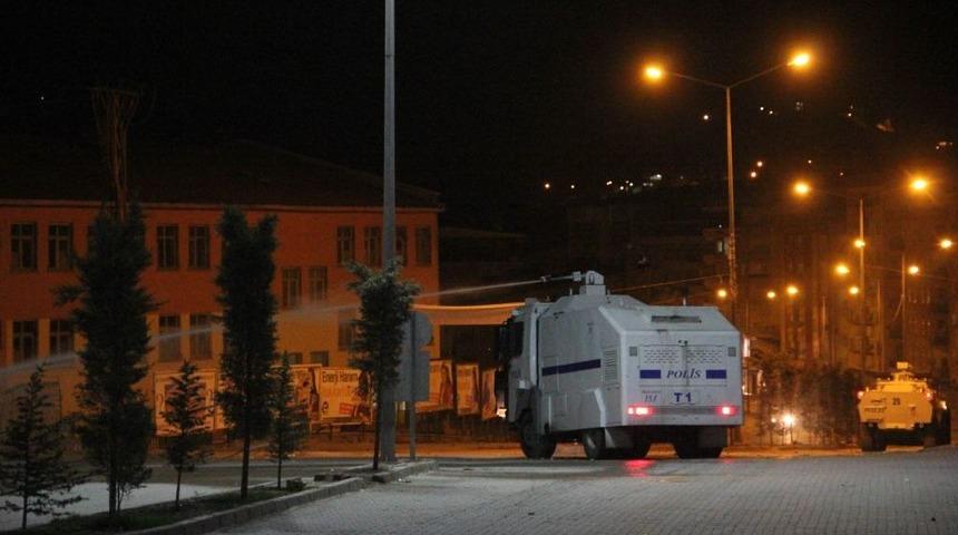 Hakkari'de Y&uuml;zleri Poşulu Bir Grup Izinsiz G&ouml;steri Yaptı