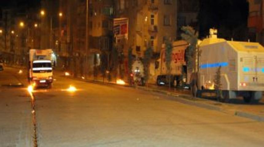 Hakkari'de &Ccedil;ıkan Olaylarda 2 Polis Memuru Yaralandı