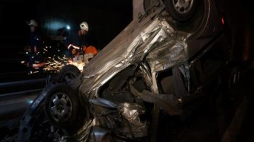 Aşırı Hızlı Ara&ccedil; Bariyerlere Saplandı: 2 Ağır Yaralı