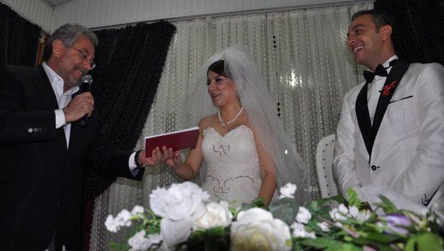 Türkiye'nin ilk tüp bebeği evlendi