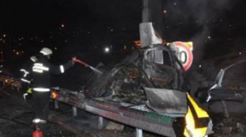 Kaza yapan aracın kadın s&uuml;r&uuml;c&uuml;s&uuml; yanarak &ouml;ld&uuml;