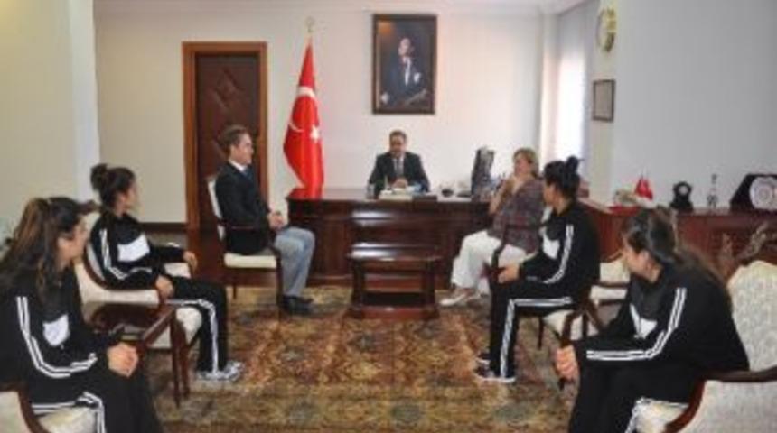 T&uuml;rkiye Şampiyonu Kız Voleybol Takımı Amerika Yolcusu