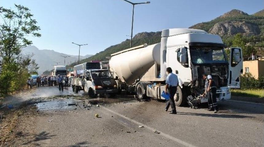 Amasya&rsquo;da Tankerle Kamyonet &Ccedil;arpıştı: 1 Yaralı