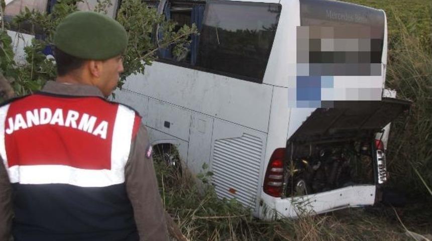 Manisa'da Yolcu Otob&uuml;s&uuml; Tahliye Kanalına Yuvarlandı: 46 Yaralı