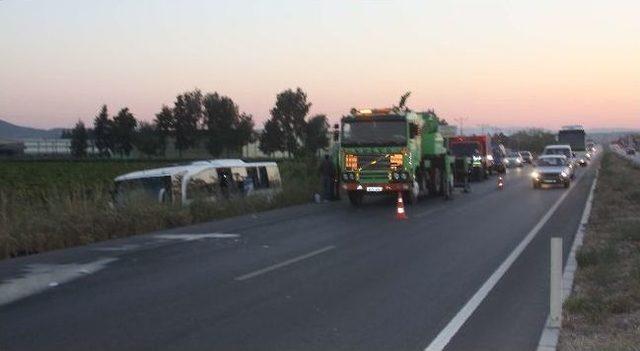 Manisa'da Yolcu Otobüsü Tahliye Kanalına Yuvarlandı: 46 Yaralı