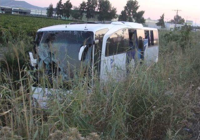 Manisa'da Yolcu Otobüsü Tahliye Kanalına Yuvarlandı: 46 Yaralı