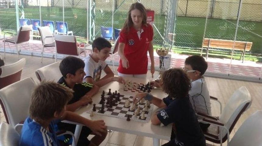 Şampiyondan Akademiye Ziyaret