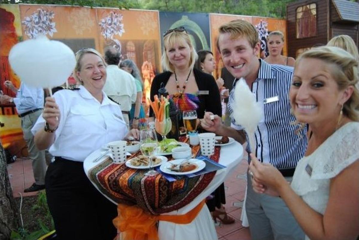 Kruvaziyer Yolcularına T&uuml;rk Gecesi