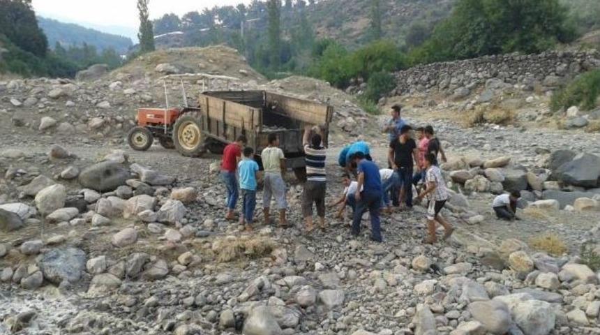 K&ouml;y&uuml;n Gen&ccedil;leri, Topladıkları Parayla Voleybol Sahalarını Kendileri İnşa Ettiler