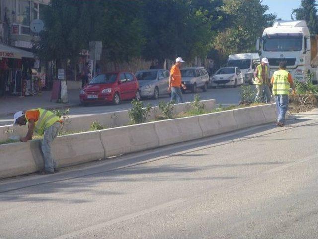 Atatürk Caddesi Bulvarına Yeni Beton Bariyer