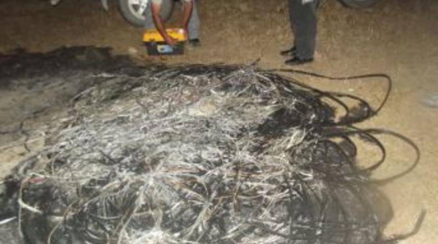 T&uuml;rk Telekom'un kablolarını &ccedil;aldılar, aboneler telefonsuz kaldı