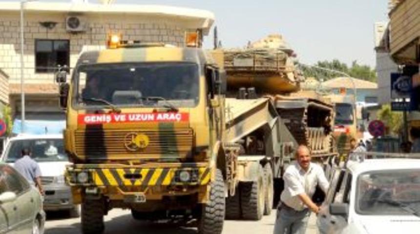 Sınıra Tank Sevkiyatı S&uuml;r&uuml;yor