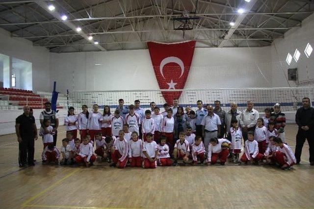 Ödes Sporcularına Spor Kıyafetleri Dağıtıldı