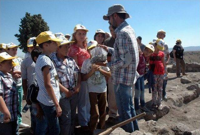 'bizim Çocuklar' Tarihi Kaleyi Fethetti