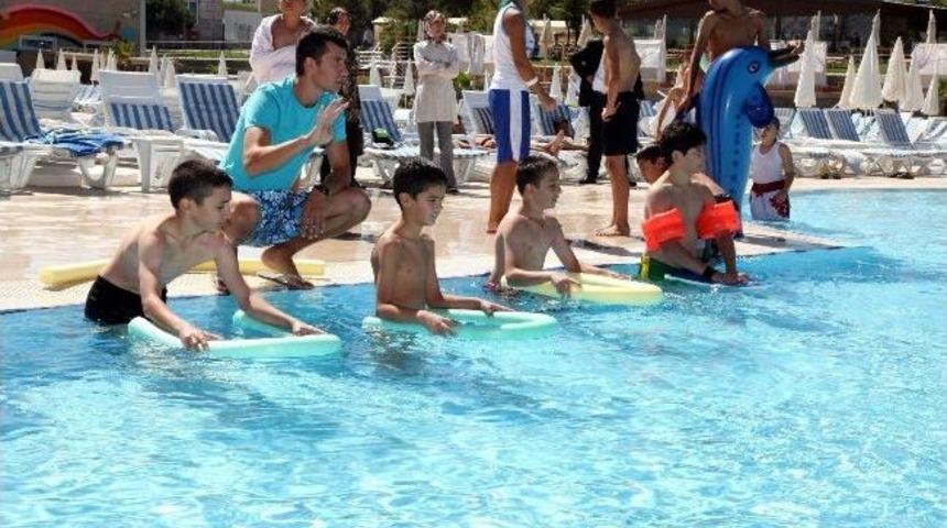 Geleceğin Y&uuml;z&uuml;c&uuml;leri Sertifikalarını Başkan Sakallı&rsquo;dan Aldı