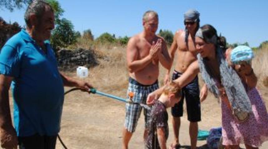 Sıcaktan Etkilenen Rus Aile, Antik Kent I&ccedil;indeki &Ccedil;eşmede Ailecek Duş Aldı