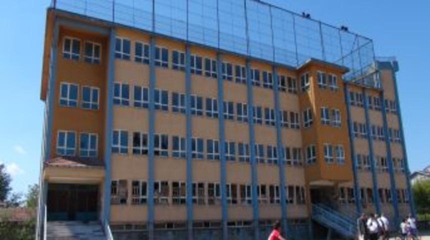 Yıllardır A&ccedil;ılamayan Okul, Tinercilerin Mekanı Oldu