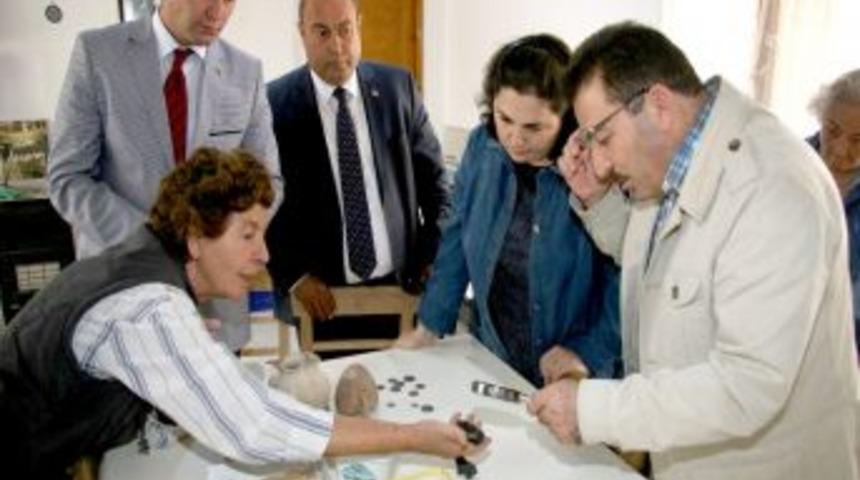 Vali Selami Altınok, Devam Eden Arkeolojik Kazı Alanlarını Ziyaret Etti