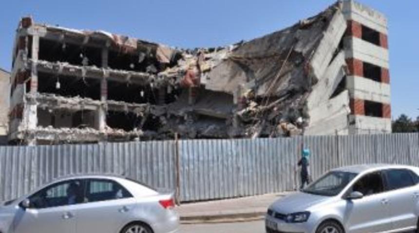 &Ouml;z G&uuml;ven Tesislerinin Yıkımına Başlandı