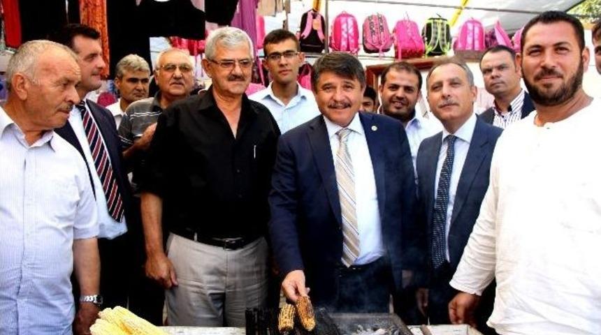 Tanrıverdi Sarıg&ouml;l'deki Festivalde Stantları Gezdi