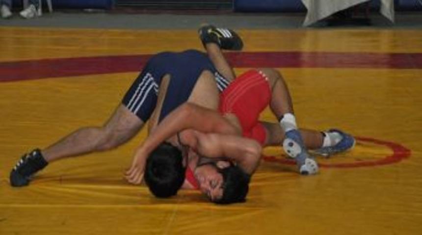 B&uuml;y&uuml;kler Grekoromen G&uuml;reş 2. Ligi B Grubu M&uuml;sabakaları Yapıldı