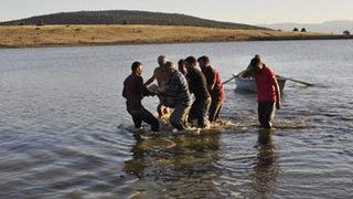 Topun peşinden giden baba ile oğlu boğuldu