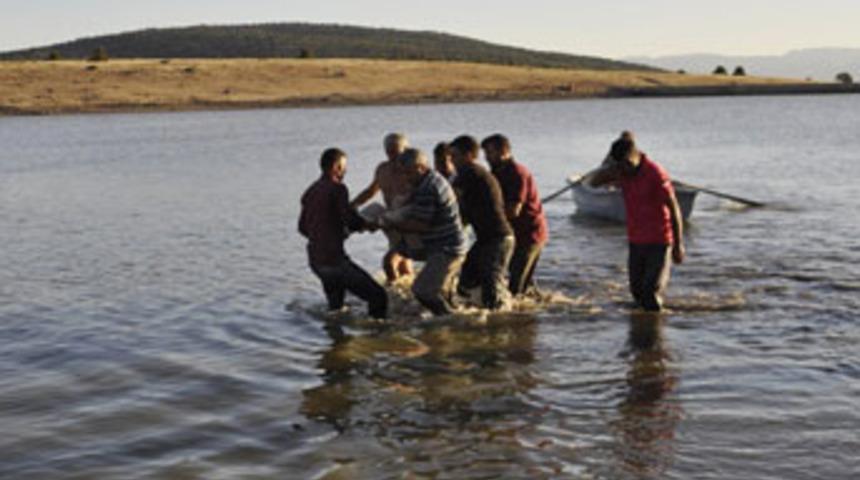 Topun peşinden giden baba ile oğlu boğuldu