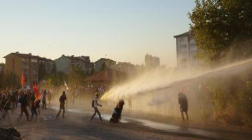 Yol Kapatan Gruba Polis M&uuml;dahalesi