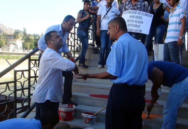 İskele Merdivenlerini Boyamak Isteyen Grupla Zabıta Ile Tartıştı